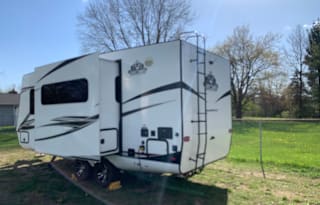 Spacious camper with the amenities of home