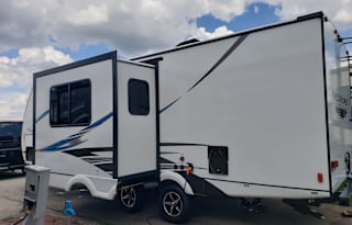 Nearly New 2021 Coachmen Freedom Express