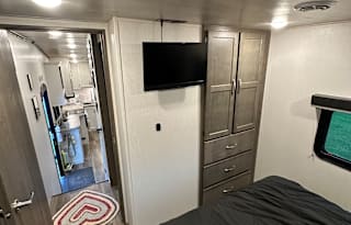 Family Friendly 5th wheel (TRIPLE BUNKS)