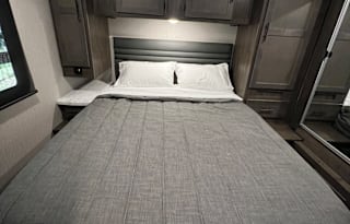 BEAUTIFUL/COMFORTABLE RV ~FULLY STOCKED ~SLEEPS 8