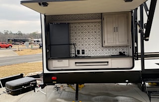 Fully stocked 2022 Heartland Mallard 32 w/King bed and full outdoor kitchen!