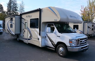 2018 Thor Freedom Elite 30FE Class C RV- Sleeps 10