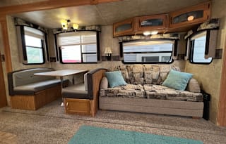 Family friendly, stocked keystone fifth wheel