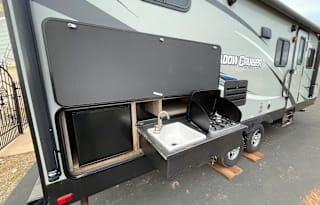 Spacious Clean 27.7' Travel Trailer w/ slide-out