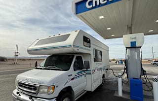 The Winnie RV // 2000 Retro Camper!
