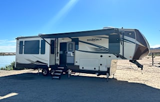 Clean and Comfortable 39’ Heartland Bighorn 3575EL