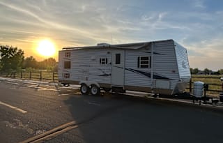 Large Camper - Vacation Ready/Full of Amenities