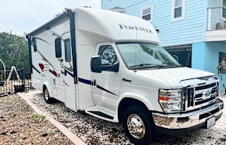 Easy To Drive, Pet Friendly, Offgrid Capable Fun!