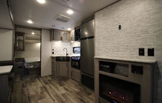 Bunkhouse Getaway - 32ft - Sleeps 8 - Solar