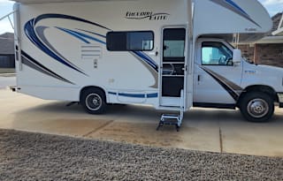Neat 24ft class C, easy, comfy getaway!