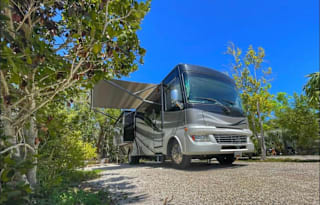 BUNKHOUSE! TWO bathrooms!! OUTDOOR TV! KING BED!