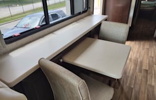 2017 Thor Motor Coach Miramar 34.3