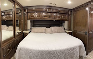2017 Thor Motor Coach Venetian M37