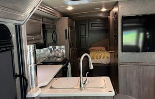 2017 Winnebago Sunstar HAL581