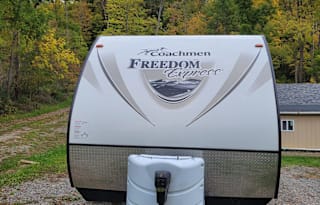 MoJo's 2018 Coachmen Freedom Express 29SE Sleeps 9
