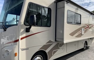 2017 Winnebago Sunstar 29VE