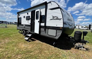 TWO HEARTS, ONE CAMPER: MOUNTAIN VIEWS