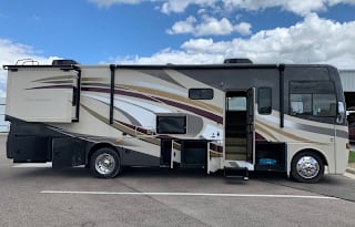 2014 Thor Motor Coach Miramar 32 1