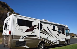 2005 Dolphin Motor Coach Dolphin A