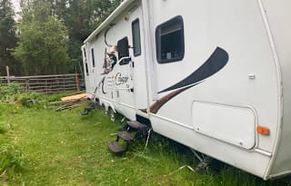 2011 Spacious Cougar Sleeps 10