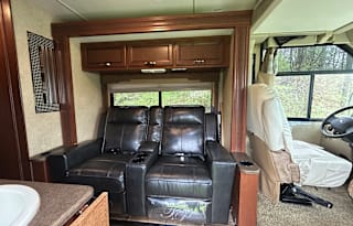 Easy to Drive Class A – 2015 Thor Vegas 24.1