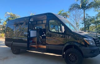 Beautiful 4x4 Mercedes 170 sprinter sleeps 5