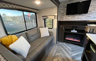 Sleeps 8, Fully Stocked and Pet Friendly by HSC