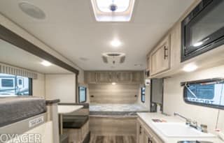 Cute camper w/bunkbeds-2022 KZ Sportsman181BH