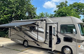 Low Mileage 2014 Thor Ace 27.1 Class A RV Sleeps 5