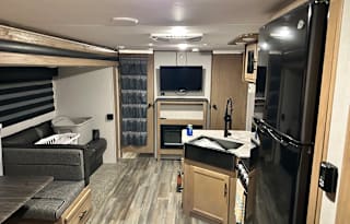 2023 Cherokee Alpha Wolf 32' SLEEPS 6-10!