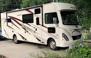 2018 Thor A.C.E.  With King Bed!