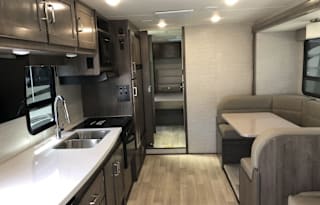 '20 Winnebago Class C: auto level, back/side cams