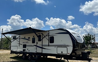 32 Ft Travel Trailer King size bed! Sleeps 8-10