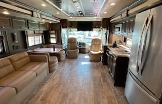RV Sleeps 8 with 2 Bunks - Unlimted Generator Use