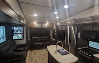 2020 couger  39 ft, like new