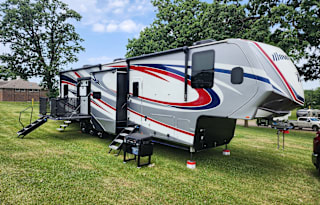 2023 Grand Design Momentum 399TH-R