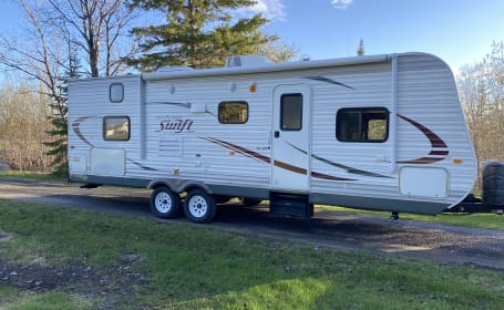30' 1/2 ton towable with sleeping for 8