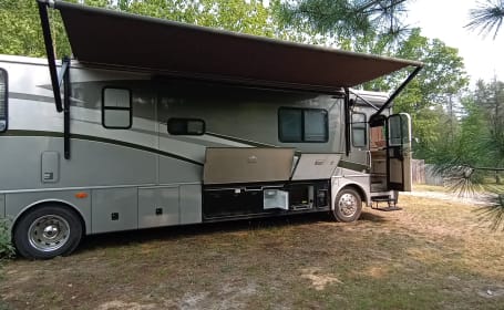 2006 Fleetwood Discovery Motor Home, 39 ft