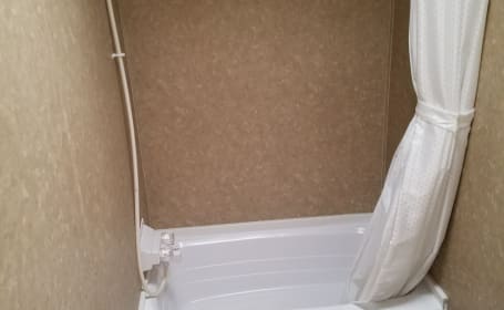 2009 Gulf Stream Kingsport 295 QB LE Trailer