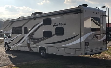 Your kids will love the bunk beds in this 2018 Class C!!!
