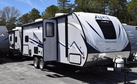 2019 Family Friendly Apex 208BHS (Ultra Light, Hard to Find)