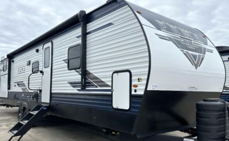 The coolest RV w/3 AC, Sleeps 10 no hauling needed