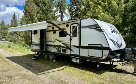 2022 - 30' Jayco Jay Feather Family Camper