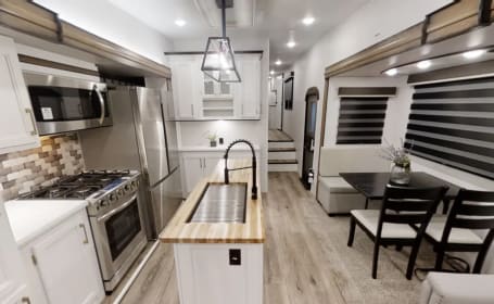 Luxury Camper w/2bedrooms and a loft