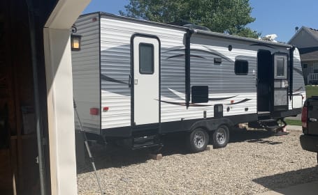 Kid Approved! Spacious 2016 Coleman camp trailer!