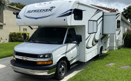 The McGregors Class C RV Easy To Drive VERY CLEAN