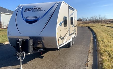 PERFECT FAMILY RV, SUV AND 1/2 TON TOWABLE 19FT