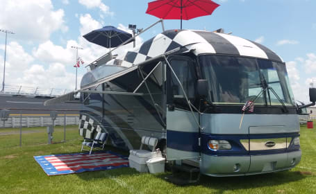 READY & Avail for UNIVERSITY OF ALABAMA FOOTBALL GAME.  INCLUDES RV PARKING & CAR PASS. ROOFTOP PATIO!  NASCAR EDITION LAND YACHT!