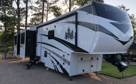 Luxury / Spacious RV in immaculate condition