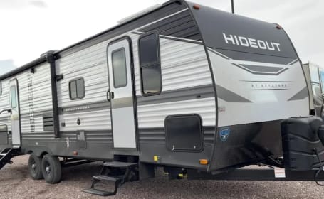 Spacious and Luxurious Hideout RV!